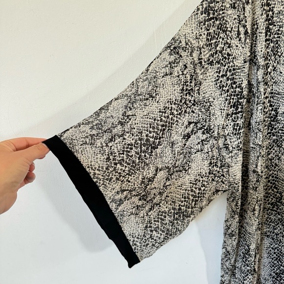 Tamara Mellon 100% Silk Fringe Kimono Cover Up Snakeskin Print Opera Coat M / L - Picture 5 of 9